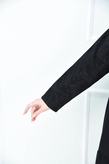 عباية سوداء كلوش طبقات بتفاصيل قماش  جاكار تركي