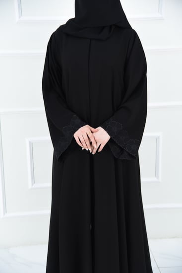 عباية كريب بقصة كلوش وتطريز فاخر على الاكمام