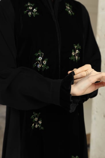 عباية مناسبات بتفاصيل مخمل وتطريز شك