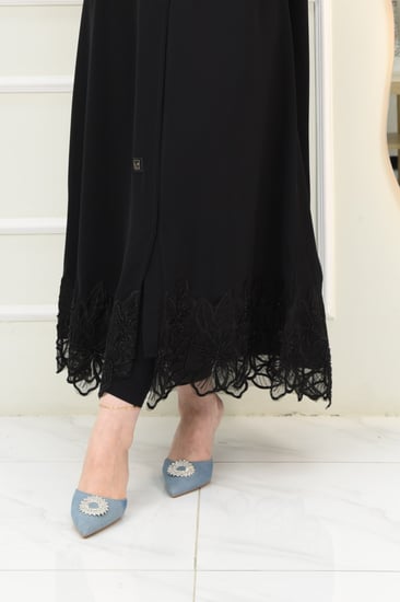 عباية ناعمة بتفاصيل دانتيل مطرز