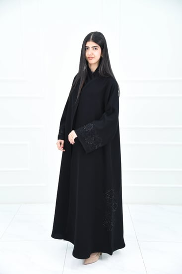 عباية بتطريز نجوم بتفاصيل ناعمة