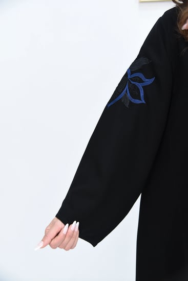 عباية سوداء  بتطريز ورد أسود وكحلي على الجنب والكم