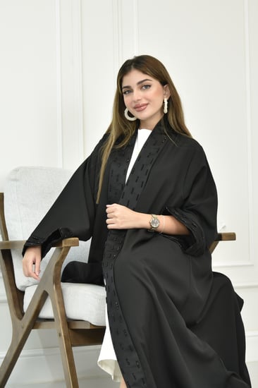 عباية كريب بياقة مطرزة وأكمام فريدة