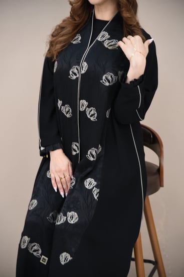 عباية كاجوال سوداء بتركيبة تركي تشجيرة ورد بيج