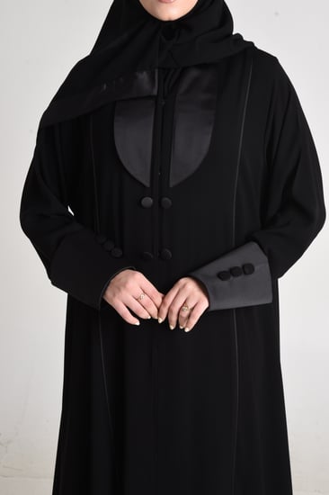 عباية كلوش بتفاصيل مميزة في الصدر والياقة والكم