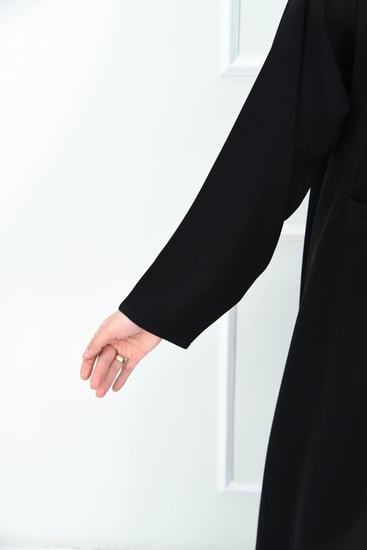 عباية عملية كريب مقلم بكول شال وجيوب