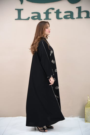 عباية كاجوال سوداء بتركيبة تركي تشجيرة ورد بيج