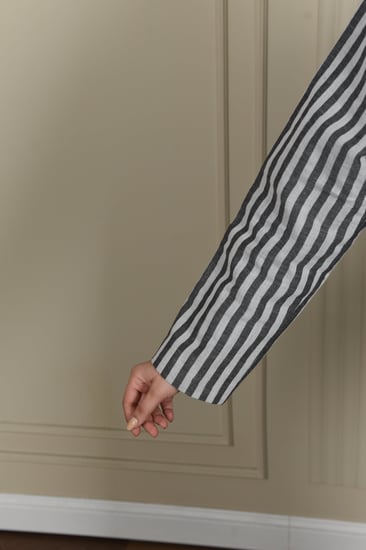 عباية بليزر مقلمة بالأبيض والأسود