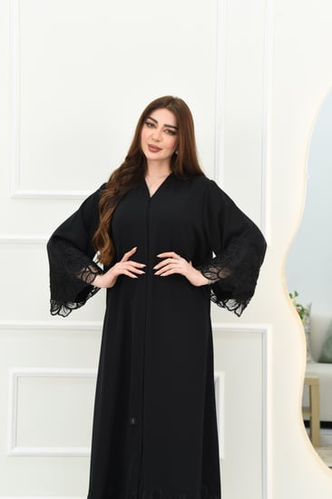 عباية ناعمة بتفاصيل دانتيل مطرز