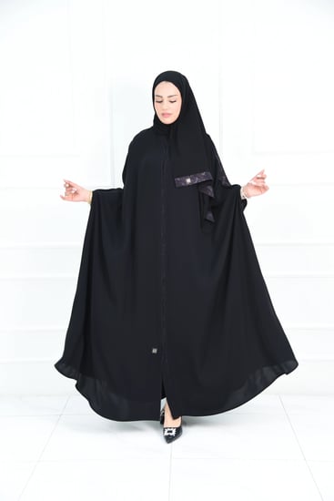 بشت عباية قطري أسود من الامام وجاكار مشجّر بنفسجي من  الظهر