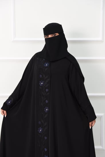 عباية روز أسود بتطريز على الصدر والأكمام