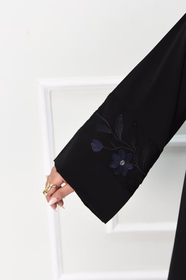 عباية روز أسود بتطريز على الصدر والأكمام