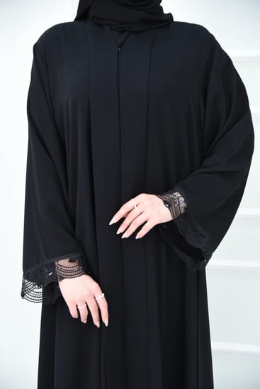 عباية سوداء نص كلوش بباندة  وكلفة مطرزة