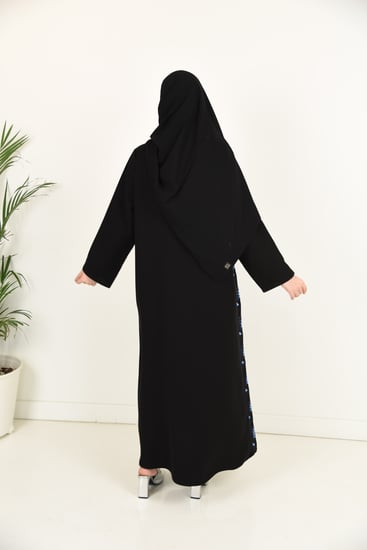 عباية بتطريز كمبيوتر جانبي والكم عادي