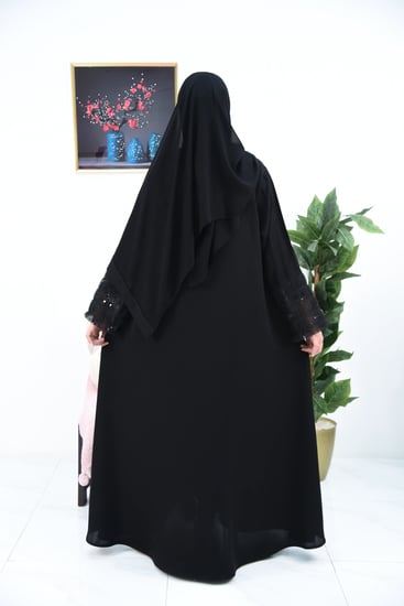 عباية مزينة بقيطان وبروش وأكمام تل مطرز اسود