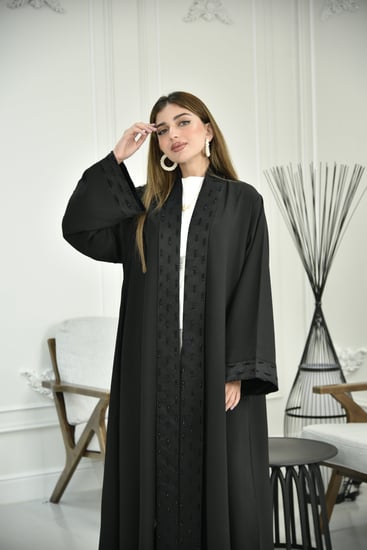 عباية كريب بياقة مطرزة وأكمام فريدة