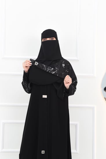 عباية بتفاصيل شمواه مع إكسسوارات مميزة