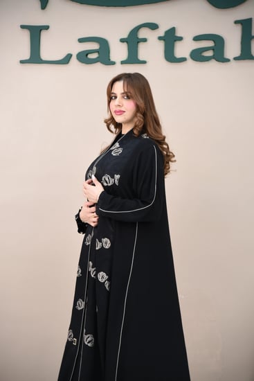 عباية كاجوال سوداء بتركيبة تركي تشجيرة ورد بيج