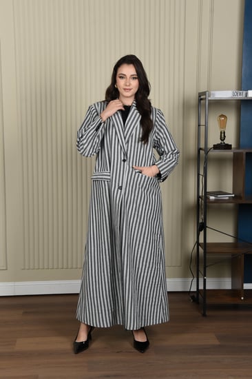 عباية بليزر مقلمة بالأبيض والأسود