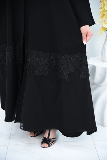 عباية نص كلوش سوداء مزينة بتول وكلفة مطرزة بالخرز