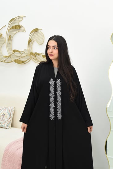 عباية أنيقة مزينة بالفضي