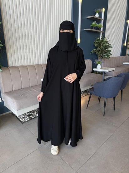 بكج إسلامي متكامل – عباية + خمار + نقاب + طرحة بخامة كورية فاخرة وسواد ثابت