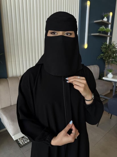 بكج إسلامي متكامل – عباية + خمار + نقاب + طرحة بخامة كورية فاخرة وسواد ثابت