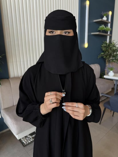 بكج إسلامي متكامل – عباية + خمار + نقاب + طرحة بخامة كورية فاخرة وسواد ثابت