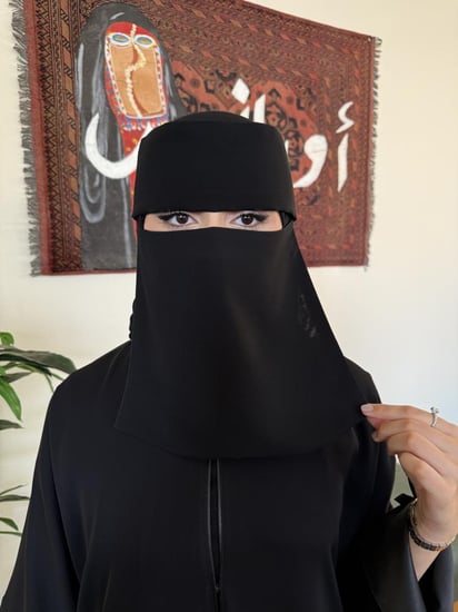 بكج إسلامي متكامل – عباية + خمار + نقاب + طرحة بخامة كورية فاخرة وسواد ثابت