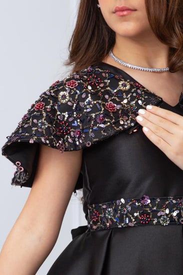 فستان سهرة أسود فاخر للسن المحير