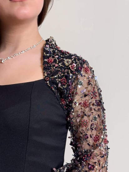 فستان  غيداء الأنيق باربي أسود فاخر بأكمام  مطرزة  .. فستان السن المحير