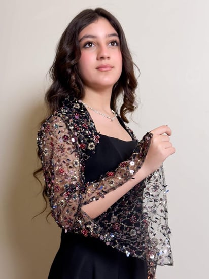 فستان  غيداء الأنيق باربي أسود فاخر بأكمام  مطرزة  .. فستان السن المحير