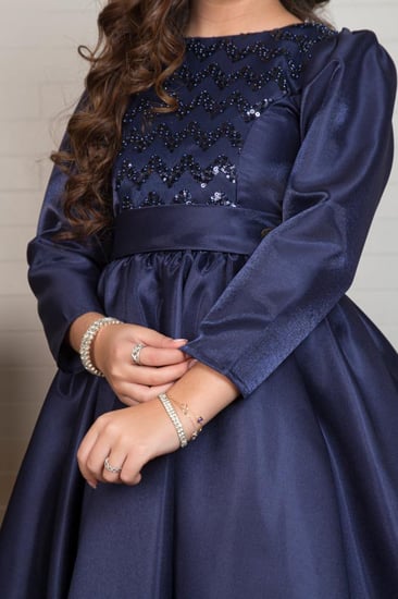 فتاة ترتدي فستان السن المحير كحلي تركادو تطريز ترتر