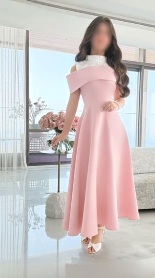 فستان لارا وردي أوف شولدر بتفاصيل دانتيل فاخرة .. فستان السن المحير