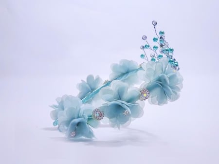 تاج مزين بكريستال وورود لون تيفاني