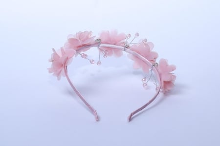 تاج مزين بكريستال وورود لون زهري على طوبي