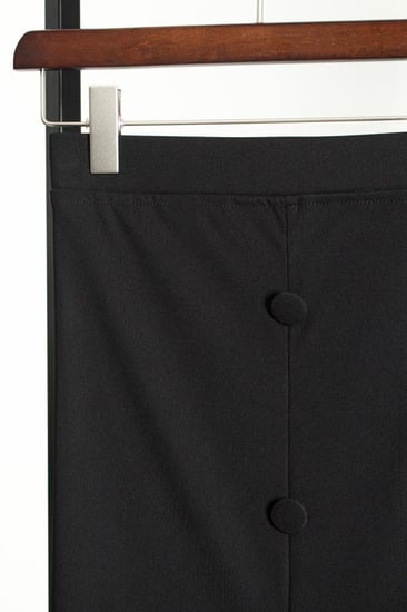 تنورة سوداء بأزرار أمامية وفتحة أنيقة