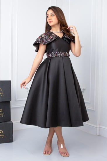 فستان سهرة أسود فاخر للسن المحير