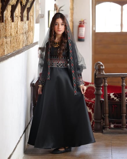 فستان السن المحير بلون أسود وقماش ميكادو