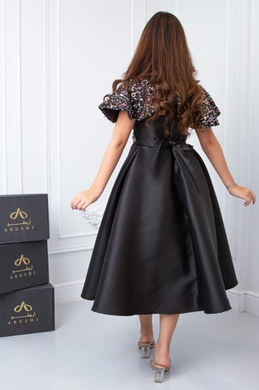 فستان سهرة أسود فاخر للسن المحير