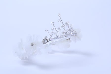 تاج مزين بكريستال وورود اوف وايت