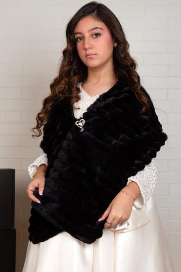 وشاح فرو ناعم أسود مقلم