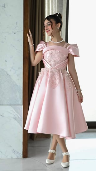 فستان السن المحير ميكادو زهري تطريز وكسرات على الصدر