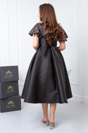 فستان سهرة أسود فاخر للسن المحير