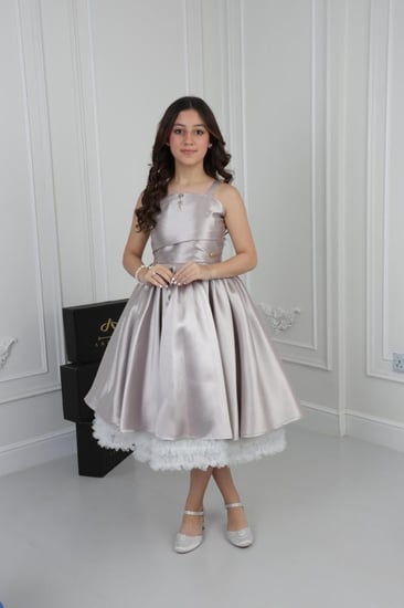 فتاة ترتدي فستان السن المحير جلاكسي ميكادو كسرة على الصدر