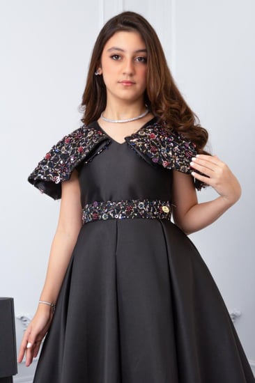 فستان سهرة أسود فاخر للسن المحير