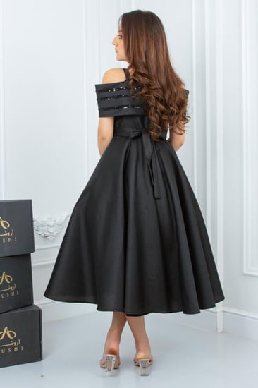 فستان سهرة أسود ملكي للسن المحير