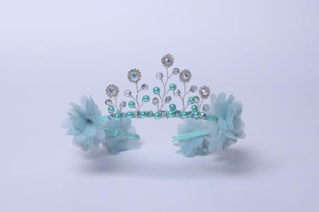 تاج مزين بكريستال وورود تيفاني