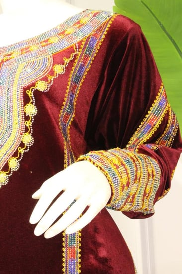 جلابية عسيري مخمل كحلي بتطريز يدوي مرصع بالكريستال