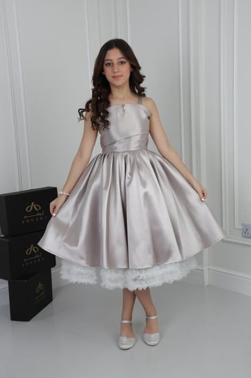 فستان السن المحير  لونه جلاكسي وقماشه ميكادو كسرة على الصدر